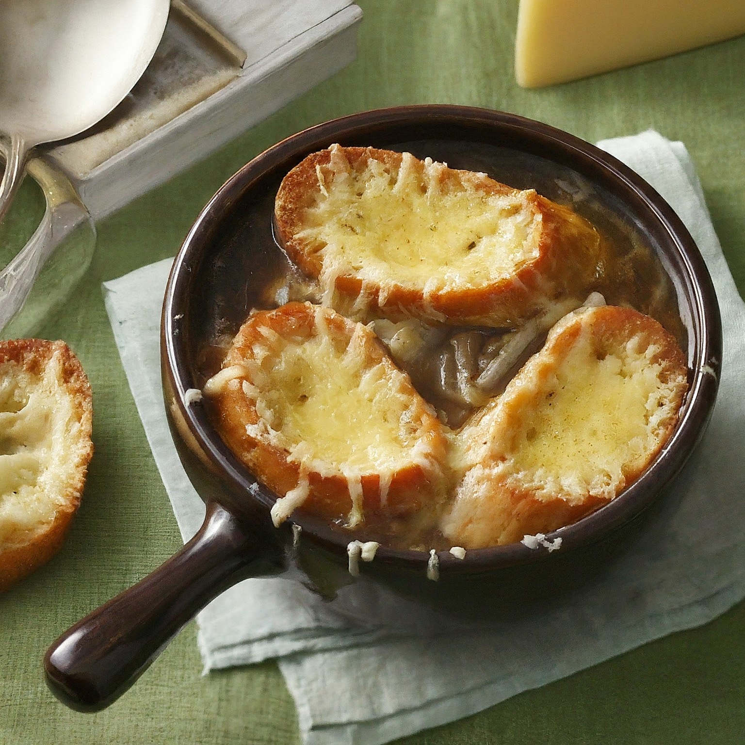 Rich and Simple French Onion Soup Recipe